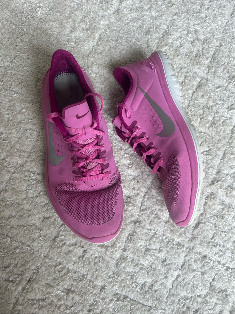 Nike women’s tennis shoes size 9 magenta training athletic